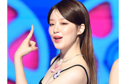 みぞおちまで大胆露出、“ざっくり”衣装に視線集中…シュファに「ボタン留めて」「直視できない」の声 画像