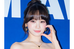 「透明感が…」LE SSERAFIM・チェウォン、オフショルから覗くほっそり“美鎖骨”に視線集中 画像
