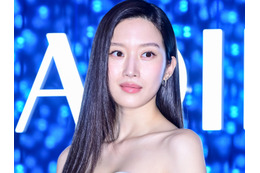 「ほぼ全部見えてる」衣装で話題に！ムン・ガヨン、ずり落ちそうな“紐なし”ドレスから美デコルテあらわ 画像