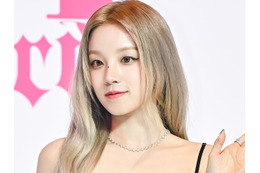 腰の下まで大胆に…i-dle・ウギ、“美背中”まる見え衣装で魅せた曲線美に「直視できない」の声 画像