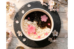 埼玉・西南さくら祭りに“桜漬け”を添えた「漆黒のカレーライス」が登場！