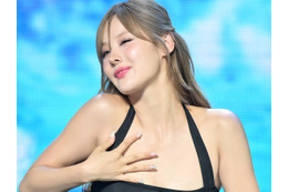 見えちゃいそう…ベル、超ミニ丈の“危険なポーズ”にファン騒然「きゃー！」「どうなってるの？」 画像