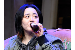 清純派のイメージを脱却しすぎて誰かわからないレベル　ムン・グニョン、9年ぶり舞台で衝撃の男性役 画像