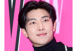 BTS・RM、足首負傷後の近況公開！“松葉杖姿”でも明るい笑顔にファン安堵「早く良くなりますように」 画像