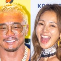 秋山成勲、妻SHIHOとすべて脱ぐ撮影に参加していた!?韓国のスターも絶句した大胆すぎる写真が話題 画像