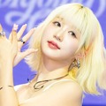 「腹筋バキバキ」日本人K-POPアイドル、へそピ輝く引き締まったスタイルに視線集中！