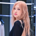 スレッスレ…BLACKPINK・ロゼ、透けた黒ミニワンピで艶やかに！寝そべり写真も 画像