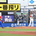 映画『ザ・スーパーマリオ』マリオ役の宮野真守が始球式に登板！ノーバウンド投球で思わず〝マリオポーズ”!? 画像