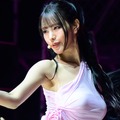 そんなに見せていいの？ナッティ、“ぱっくり”衣装でボリューム感あらわ「息できない」「うわああ」