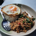 【アジア美食レポート】路地裏50バーツから和牛まで！一度は食べたいバンコク“絶品ガパオ”3選