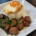 【アジア美食レポート】路地裏50バーツから和牛まで！一度は食べたいバンコク“絶品ガパオ”3選