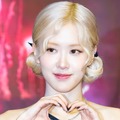 肌見せも上品に…BLACKPINKロゼ、気品漂うセンシュアルなドレス姿を公開 画像