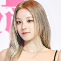 上も下も危険…ウギ、“大胆肌見せ”の黒ドレス姿に視線集中「なんてこと！」「直視できない」 画像