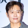 愛娘を溺愛する“パパの姿”…俳優イ・ビョンホン、3歳娘との手つなぎお散歩ショットに注目！