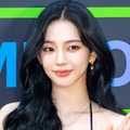 寝そべり“妖艶ポーズ”…aespa・カリナ、タイト衣装で際立つボリューム感「これは危険」 画像