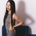 華奢ボディとのギャップが…韓国女性歌手、“胸元ぱっくり”トップスからボリューム感チラ見え