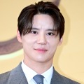 元東方神起・ジュンス、気品漂う“スーツ姿”で授賞式に登場！爽やかオーラで視線独占【独自写真】