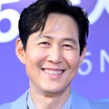 『イカゲーム』俳優イ・ジョンジェ、11年交際“財閥の恋人”と公演デート？目撃談が話題「オーラが…」