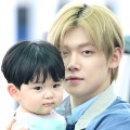 TXT・ヨンジュン、赤ちゃんを抱えて空港に登場！お父さんのような姿を見せたメンバーたちも話題 画像