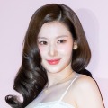 インナーの紐が…TWICE・サナ、ドキドキする“超接近”SHOT！ぴっちり私服で見せた極上の可愛さ 画像