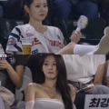 テーブルに土足で両脚ドン？ 「非常識すぎる」…韓国タレントの“動画”に野球ファンが激怒しているワケ 画像