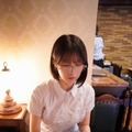 NMB48・安部若菜、メガネ姿でレトロ喫茶を満喫！知的な横顔でファン魅了 画像