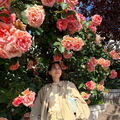 のん、スゴすぎる満開のバラとのショット公開!ファン「雰囲気良すぎ」「素敵な写真」と驚き