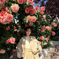 のん、スゴすぎる満開のバラとのショット公開!ファン「雰囲気良すぎ」「素敵な写真」と驚き