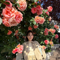 のん、スゴすぎる満開のバラとのショット公開!ファン「雰囲気良すぎ」「素敵な写真」と驚き
