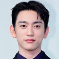 GOT7・ジニョン、ソロアルバム発売の節目に温かい善行 子ども音楽教育支援のため5000万ウォン寄付