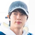 BTS・JIN、遊園地を楽しむ“自然体”ショット公開！ステージとのギャップにファン悶絶… 画像