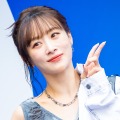 布面積どうなってるの!?KARA・ニコル、大胆肌見せで爽やかに弾ける「本当に伝説」