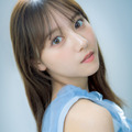 日向坂46・平岡海月、ドレス姿で“純度100％”の透明感あふれるグラビア披露！ 画像
