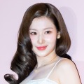 ずり落ちそう…TWICE・サナ、“胸元ざっくり”トップスから溢れるボリューム感「やっばい」 画像