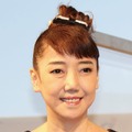 太田光代、顔の左側に大きなガーゼ！「とんでもない事態に見舞われている」 画像