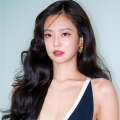 上半身の布面積が…BLACKPINK・ジェニー、みぞおちまで丸見え“ギリギリ”衣装で視線独占