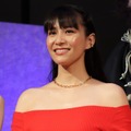 Perfume・あ～ちゃん、愛犬2匹と撮影したウェディングドレス姿を公開 画像
