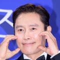 2歳娘の手をしっかりと繋いで…俳優イ・ビョンホン、服の買い物に出かける愛らしい日常 画像