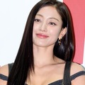 反則級のメリハリ体型…TWICE・ジヒョ、“パツパツ”黒ワンピで際立つボリューム感「言葉を失う」 画像