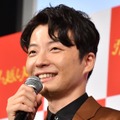 星野源、アッシュピンクにヘアカラーチェンジ！「髪色めっちゃ似合ってて素敵です」とファン絶賛 画像