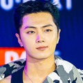 ENHYPEN・ジェイ、雨の中でも際立つ“洗練ビジュアル”…クールな眼差しでファンを魅了!
