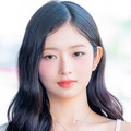 無防備すぎて思わず視線が…IVE・レイ、“ふくらみ”あらわなキャミ姿「見えちゃいそう」