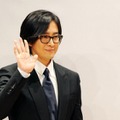 今年で53歳、白髪混じりのロングヘア姿が再び話題…“ヨン様”夫妻一行、ディズニークルーズでの目撃談 画像