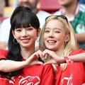 aespa・カリナとウィンター、韓国代表のW杯初戦に登場！　赤ユニ姿で現地応援、国旗掲げ笑顔も 画像