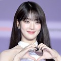 ほぼ見えてる？ミンニ、アンダーウェアあらわな“スケスケ衣装”に釘付け「耐えられない」 画像