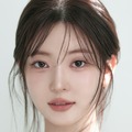 絶妙な隙間も!“コスパ最高女優”チョ・スミン、スイムウェア姿で際立つたっぷりボリューム