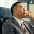 とにかく明るい安村が「しんどい6月」を明るく乗り切るWEB-CM公開!先輩社員・女性社員など4役に変身