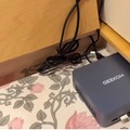 キャプション：ケーブルオーガナイザーで配線を固定し、引き出し内をすっきり整理（C）Tory Delury