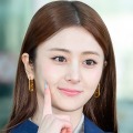 LE SSERAFIM・ユンジン、映画『スーパーガール』主演俳優らにインタビュー!流暢な英語で深掘りトーク