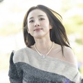 「思い切って全部脱ぐ」宣言が話題に！韓国女性歌手、赤ストッキングの大胆コーデに視線集中 画像